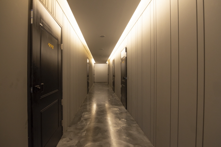 창전동 스웨디시 전문 로제스웨디시의 깔끔하고 정돈된 내부 전경