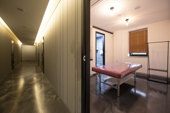 창전동 한국관리사 마사지샵 로제스웨디시의 쾌적한 관리실 내부 모습