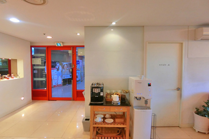 산본역 주변 에스테틱 추천 매장 세레니끄 산본점의 전체적인 인테리어 모습