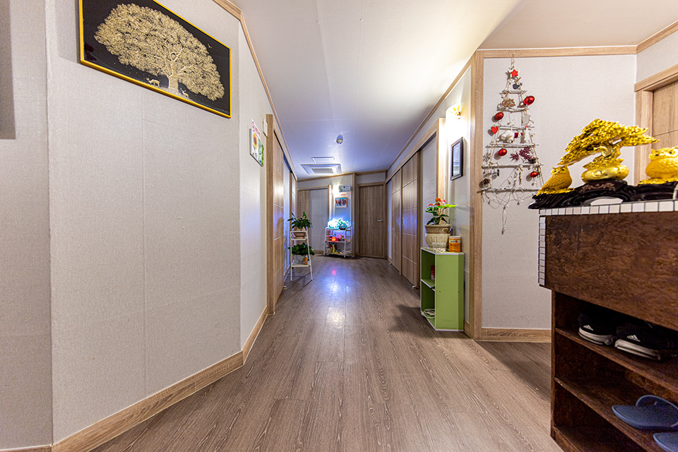 온천동 스웨디시 전문 명테라피의 깔끔하고 정돈된 내부 전경