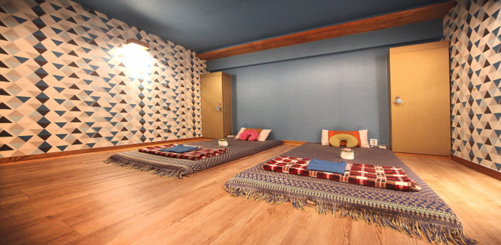 태국마사지 서비스가 제공되는 성내동 왓포태국 매장 내부 사진