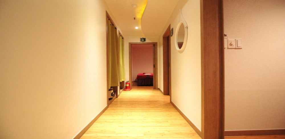 매산로2가 중국마사지 전문 수원역명손풋샵의 깔끔하고 정돈된 내부 전경