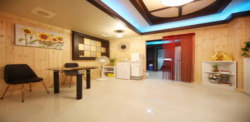 곡반정동 한국관리사 마사지샵 탑아로마테라피의 쾌적한 관리실 내부 모습