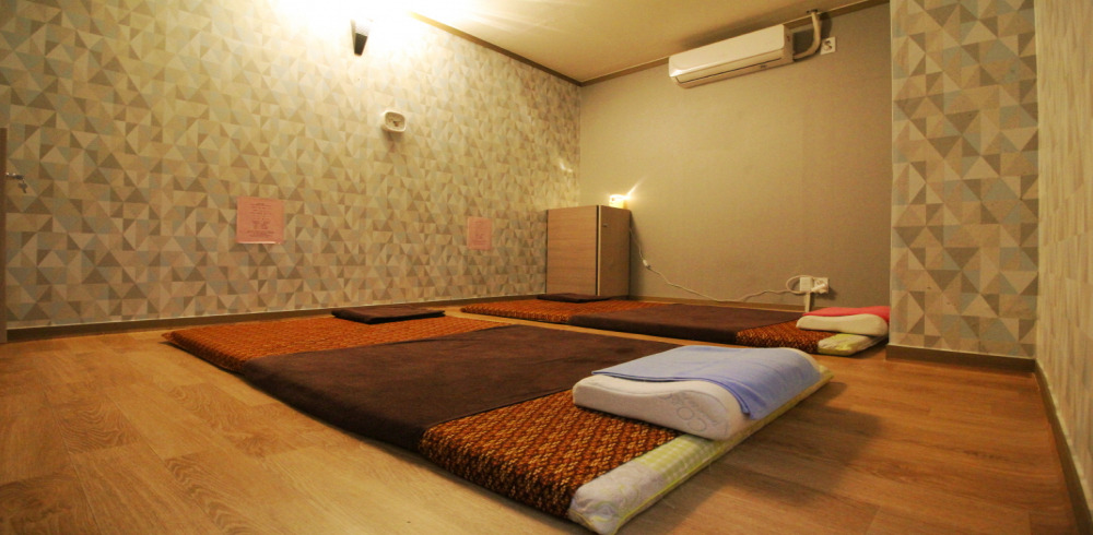 태평동 태국마사지 전문 힐링타이의 깔끔하고 정돈된 내부 전경