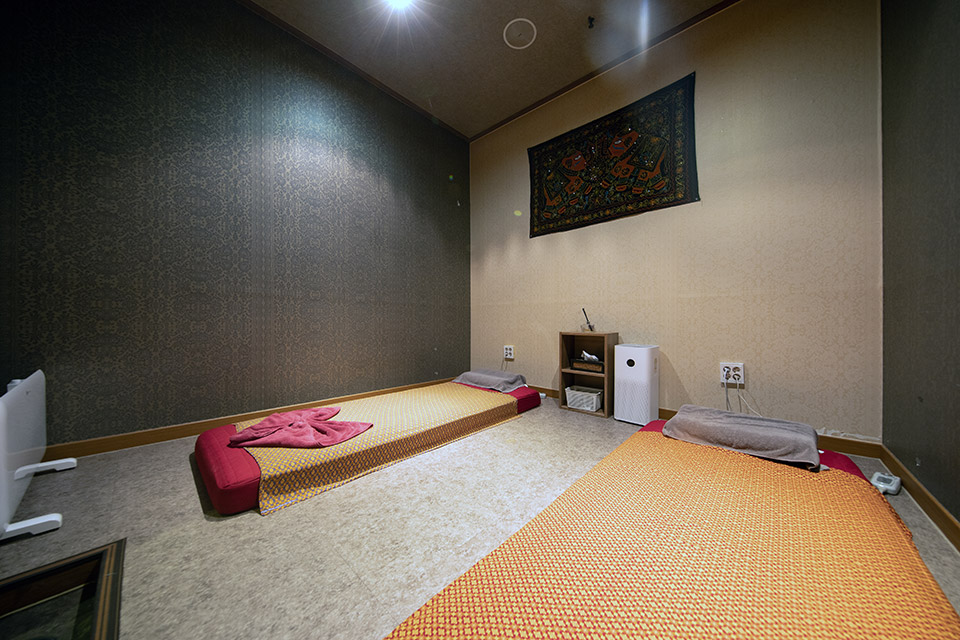 이동 태국마사지 전문 파타야샵의 깔끔하고 정돈된 내부 전경