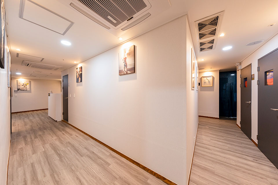 장지동 태국마사지 전문 헬로타이의 깔끔하고 정돈된 내부 전경