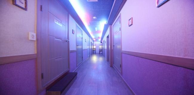 성남동 스웨디시 전문 이심전심의 깔끔하고 정돈된 내부 전경