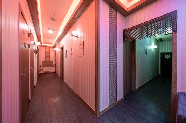 비전동 태국마사지 전문 더청담의 깔끔하고 정돈된 내부 전경