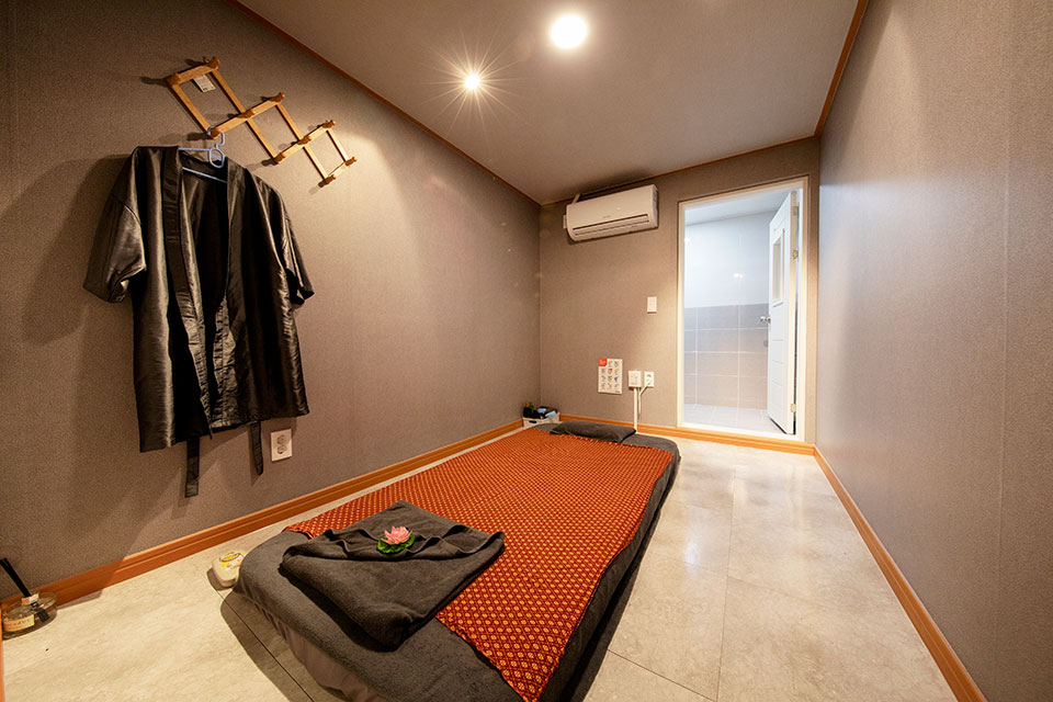 태국마사지 서비스가 제공되는 명장동 모두타이 매장 내부 사진