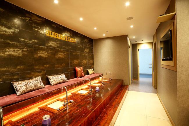 논현동 태국관리사 마사지샵 티파니타이의 쾌적한 관리실 내부 모습