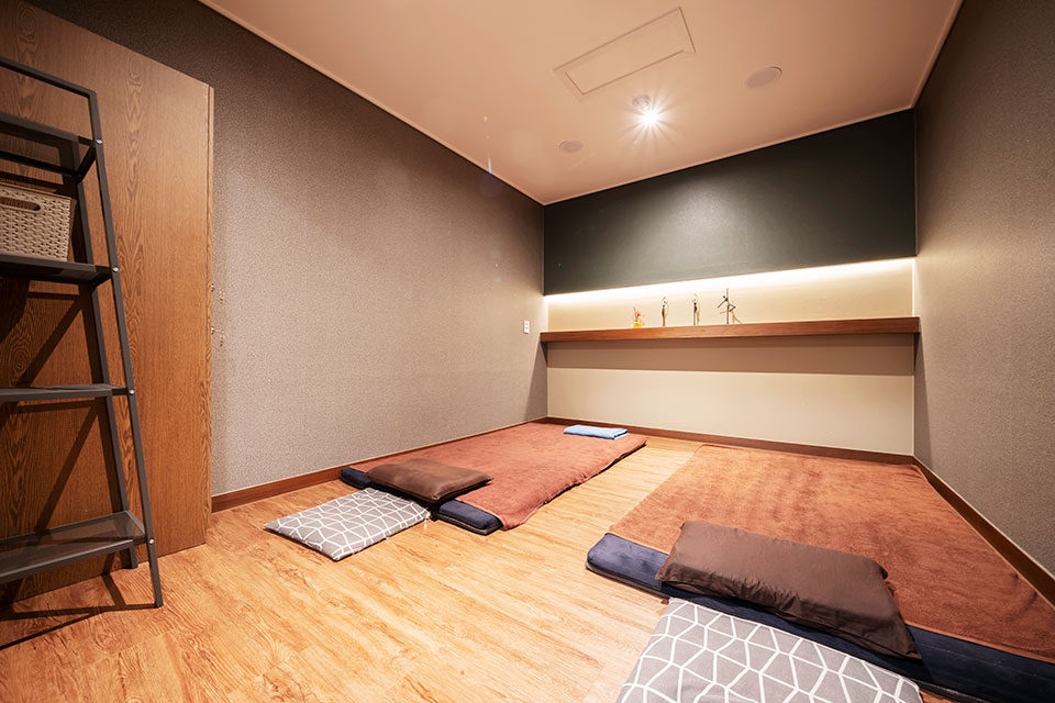 상남동 태국관리사 마사지샵 청담후의 쾌적한 관리실 내부 모습