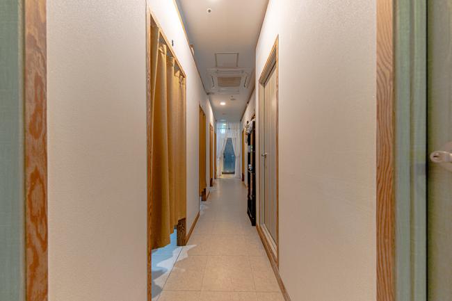 망월동 한국관리사 마사지샵 황제테라피의 쾌적한 관리실 내부 모습