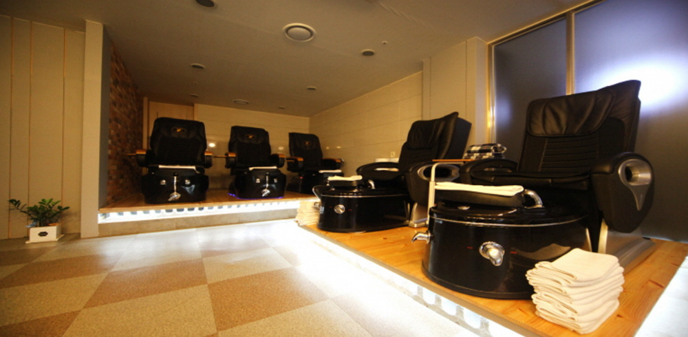 태국마사지 서비스가 제공되는 송천동2가 홀리데이 매장 내부 사진