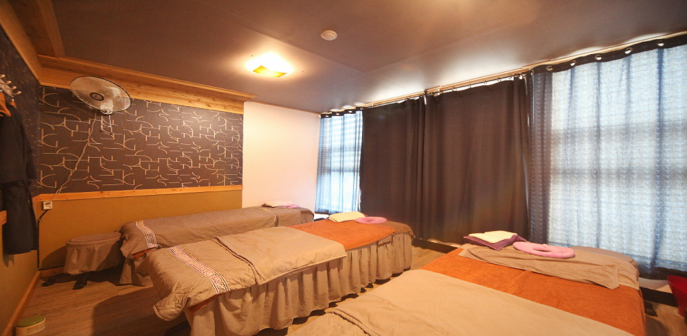 서귀동 한국관리사 마사지샵 힐링아로마의 쾌적한 관리실 내부 모습