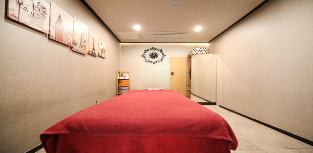 옥동 한국관리사 마사지샵 스마일풋의 쾌적한 관리실 내부 모습