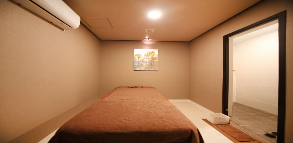 한국마사지 서비스가 제공되는 대청동 고은아로마 매장 내부 사진