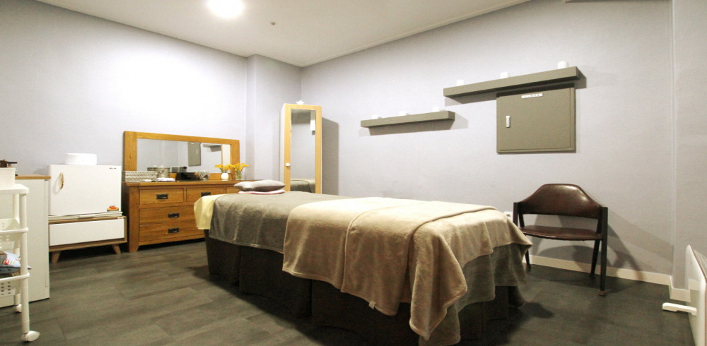 민락동 한국관리사 마사지샵 LAB아로마테라피의 쾌적한 관리실 내부 모습