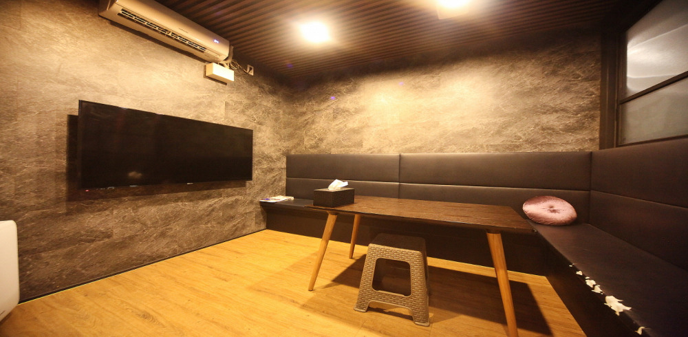 퇴계동 스웨디시 전문 더킹스웨디시(퇴계)의 깔끔하고 정돈된 내부 전경