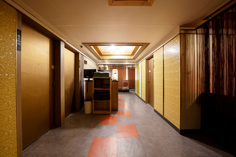 두산동 태국마사지 전문 강남더타이의 깔끔하고 정돈된 내부 전경