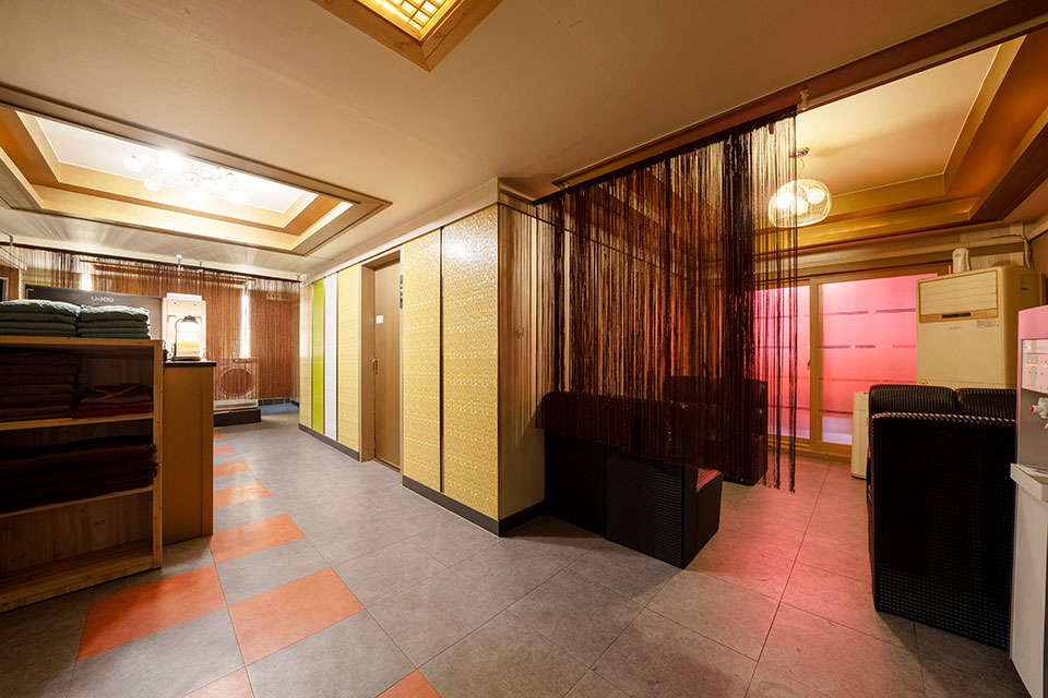 두산동 태국마사지 전문 강남더타이의 깔끔하고 정돈된 내부 전경