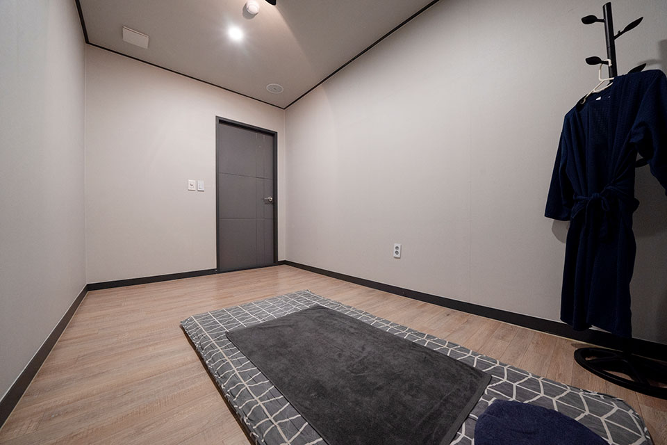 평리동 태국마사지 전문 신타이마사지의 깔끔하고 정돈된 내부 전경