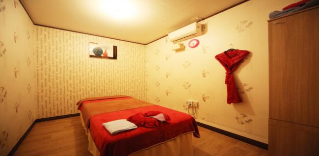 가산동 중국마사지 전문 힐링마사지의 깔끔하고 정돈된 내부 전경