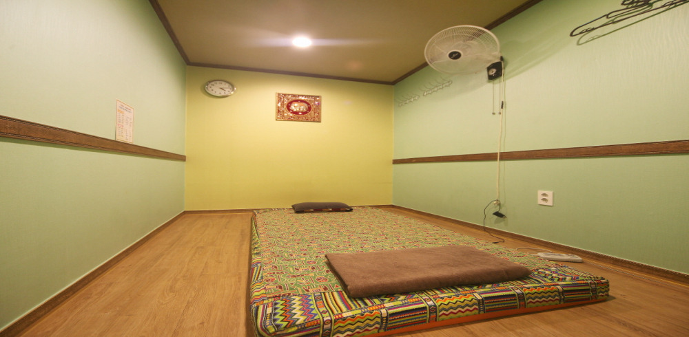 태국마사지 서비스가 제공되는 수택동 끄라비타이 매장 내부 사진