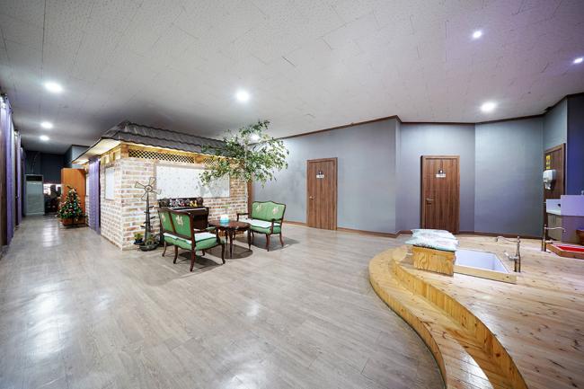 직산역 주변 태국마사지 추천 매장 타이타이의 전체적인 인테리어 모습