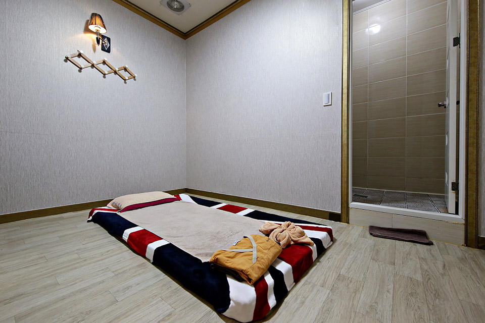 신천동 태국마사지 전문 타이왓포풀스파의 깔끔하고 정돈된 내부 전경