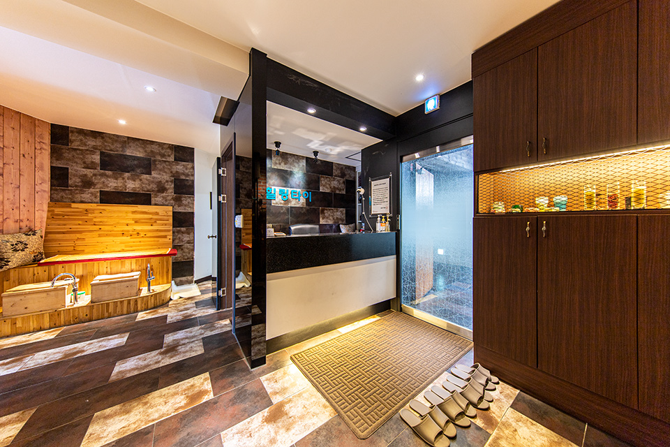 논현동 태국관리사 마사지샵 신논현힐링타이의 쾌적한 관리실 내부 모습