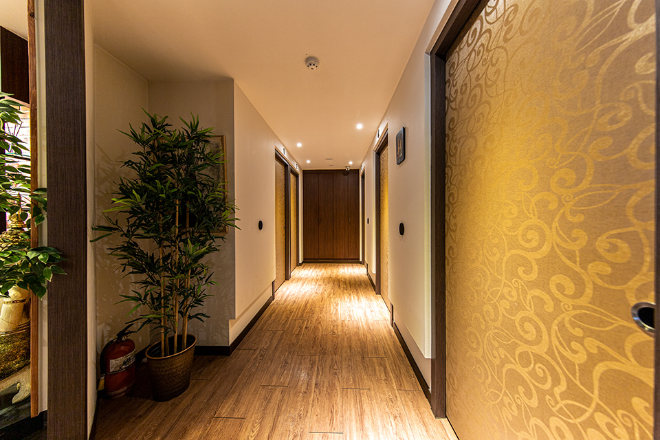 논현동 태국마사지 전문 신논현힐링타이의 깔끔하고 정돈된 내부 전경