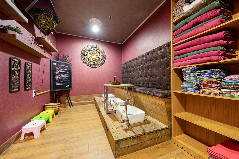 성남동 태국마사지 전문 휴타이마사지의 깔끔하고 정돈된 내부 전경