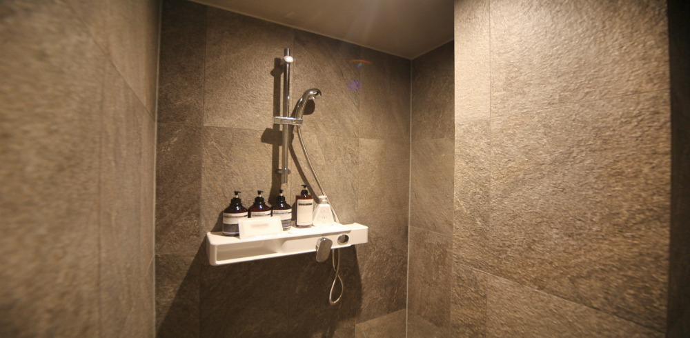 청담동 스웨디시 전문 헤레이스테라피의 깔끔하고 정돈된 내부 전경