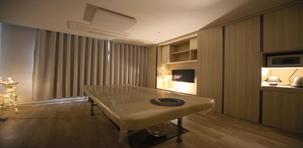 이의동 한국관리사 마사지샵 지우스웨디시의 쾌적한 관리실 내부 모습