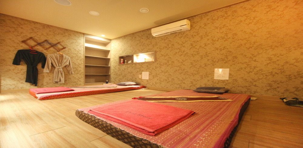 태국마사지 서비스가 제공되는 양재동 타이스토리 매장 내부 사진