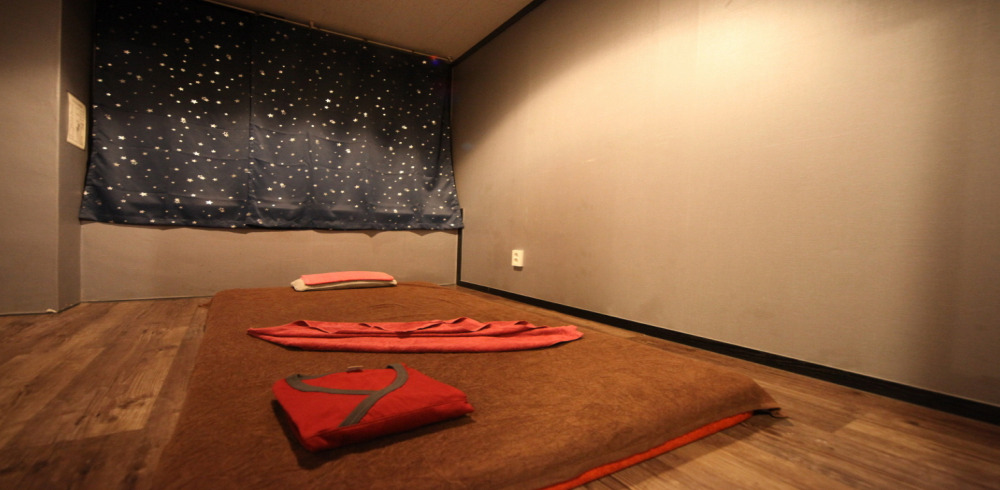 용현동 태국관리사 마사지샵 수마사지의 쾌적한 관리실 내부 모습