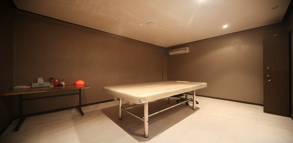 아미리 스웨디시 전문 벨라스웨디시의 깔끔하고 정돈된 내부 전경