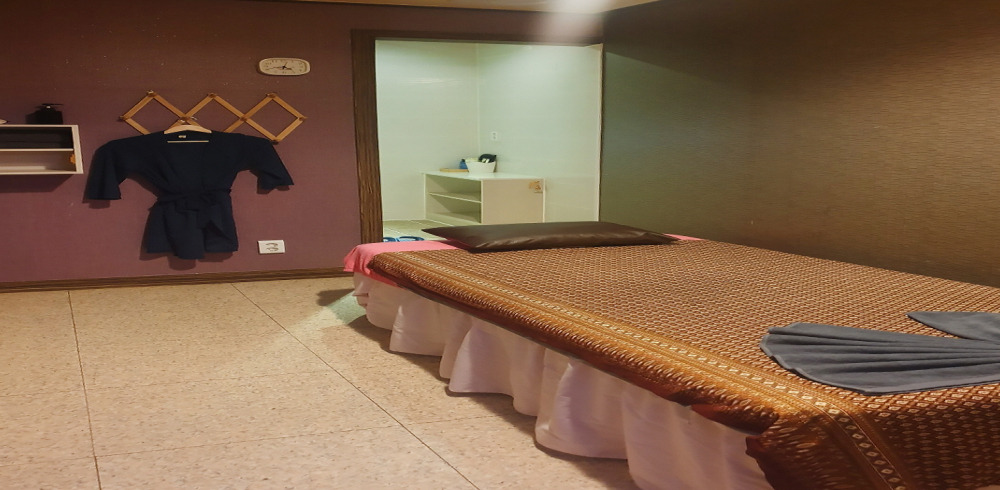 태국마사지 서비스가 제공되는 조례동 더모아 매장 내부 사진