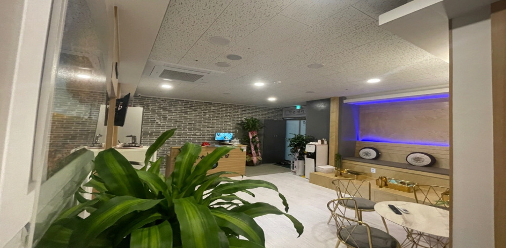 옥길동 중국마사지 전문 약손경락풋샵의 깔끔하고 정돈된 내부 전경