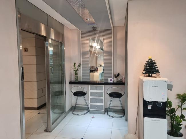 대치동 에스테틱 전문 아이리스토탈뷰티의 깔끔하고 정돈된 내부 전경