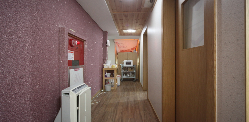 선정릉역,강남구청역,삼성중앙역,청담역,한티역,선릉역,삼성역,봉은사역 주변 왁싱관리 추천 매장 삿에스떼의 전체적인 인테리어 모습