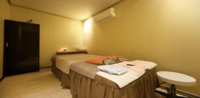 구로동 스웨디시 전문 아로마마사지의 깔끔하고 정돈된 내부 전경