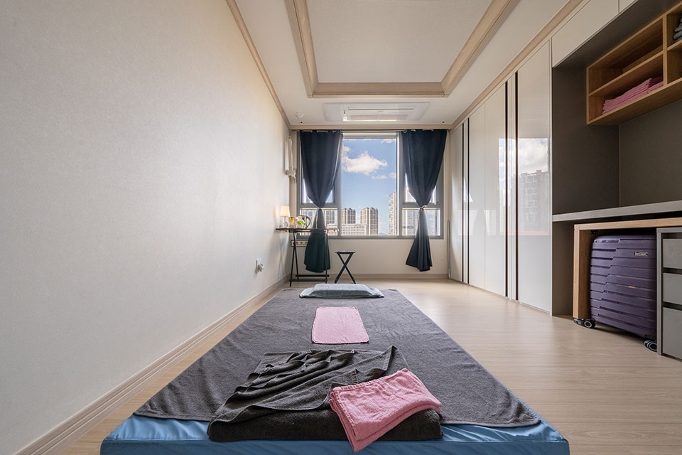 명지동 태국관리사 마사지샵 킹덤타이의 쾌적한 관리실 내부 모습