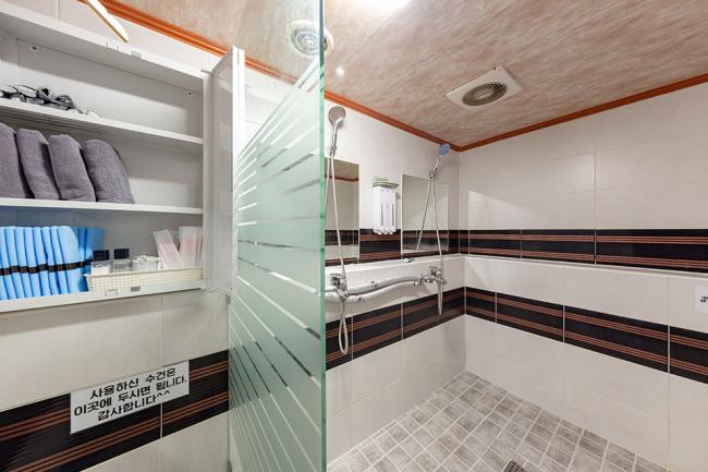 본리동 한국관리사 마사지샵 미소테라피의 쾌적한 관리실 내부 모습