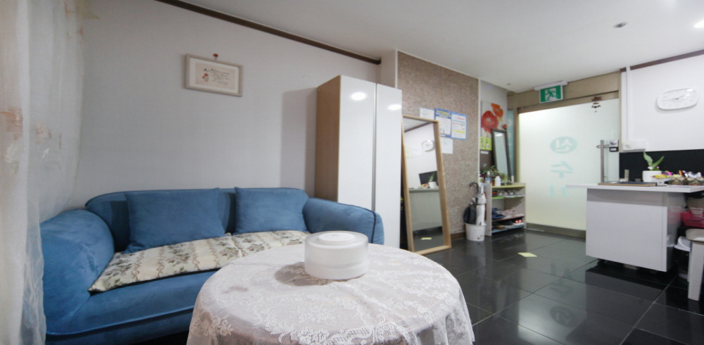 서초동 중국마사지 전문 신수기힐링바디케어의 깔끔하고 정돈된 내부 전경