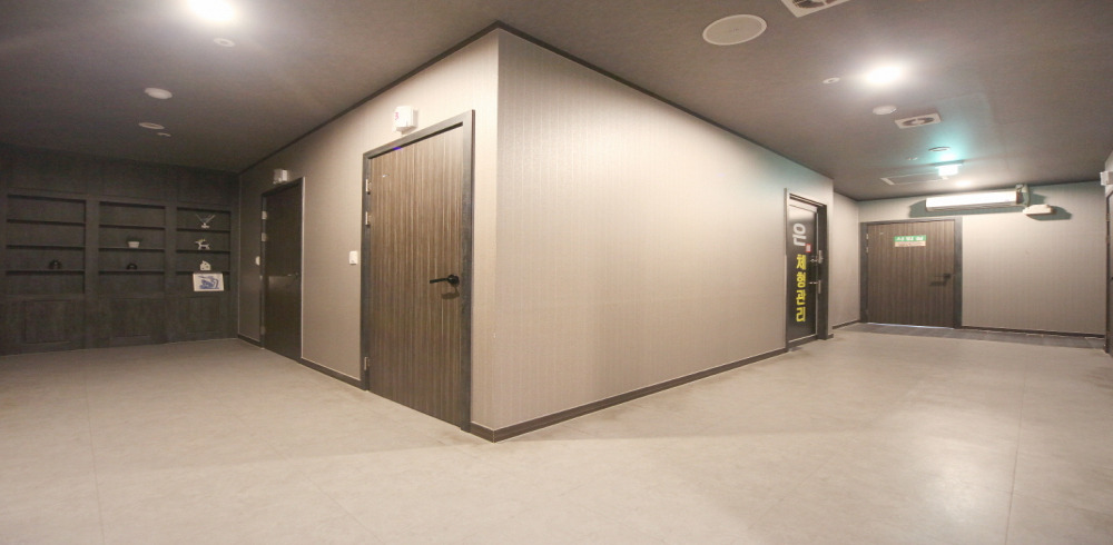 스웨디시 서비스가 제공되는 민락동 드레스룸 매장 내부 사진