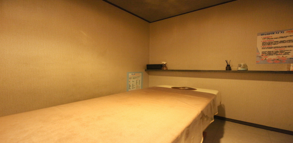 송산역 인근 마사지 잘하는 곳 드레스룸 청결하게 관리된 내부 시설