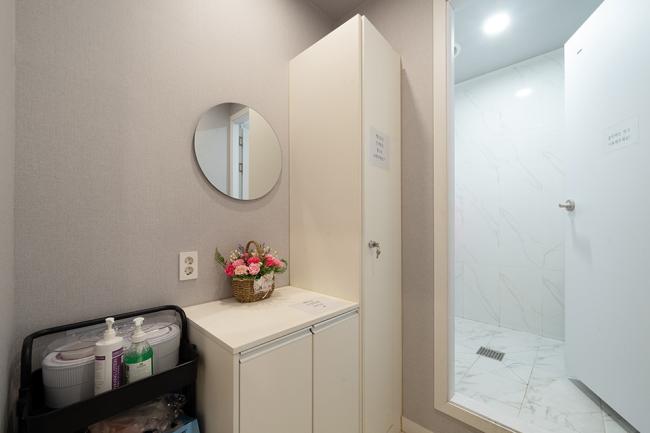 성정동 베트남관리 전문 베트남황제이발소의 깔끔하고 정돈된 내부 전경