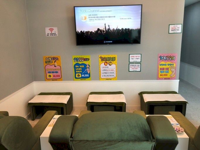 가촌리 중국마사지 전문 헬로풋의 깔끔하고 정돈된 내부 전경