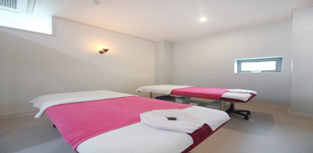 송담리 중국마사지 전문 약손아로마의 깔끔하고 정돈된 내부 전경